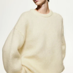 Stickad tröja i mohair - Provar sälja min helt oanvända hm tröja😍😍 Ligger kvar i paketet oöppnat. Helt slutsåld och går inte att få tag i längre!! Verkligen jättefin tröja, har en likadan själv. 