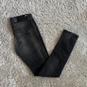 Tiger Of sweden jeans slim  - Tiger Of Sweden jeans i slim fit modell. Passar mig som är 180 bra. Står inte vilken storlek det är i men skulle gissa 30/32