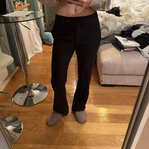 Kostymbyxor  - Säljer dessa jätte snygga kostym byxor då jag har flera svarta❤️ jag är 178 cm, innerbenslängden är ca 84-85 cm❤️