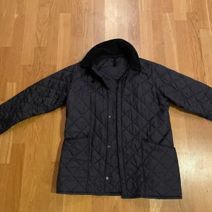 Barbour jacka - Hej! Nu säljer jag min barbour jacka. Den är i bra skick bara lite gammal och sitter ungefär som xs/s Pris kan diskuteras