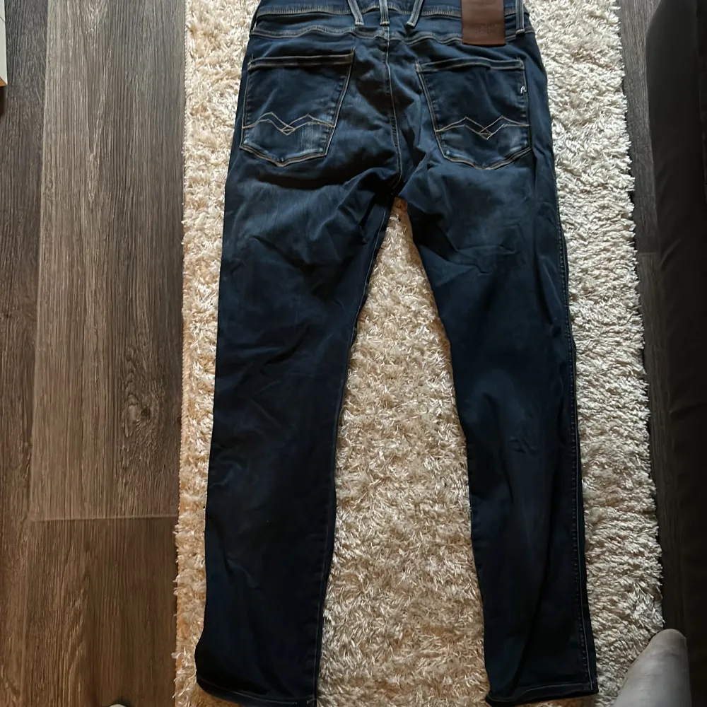 Tja! Säljer dessa riktigt feta Replay jeans som ej kommer till användning Strl 30/31 då dom är om sydda Ny pris 1800 mitt pris 500kr hör av er om ni har några funderingar!. Jeans & Byxor.