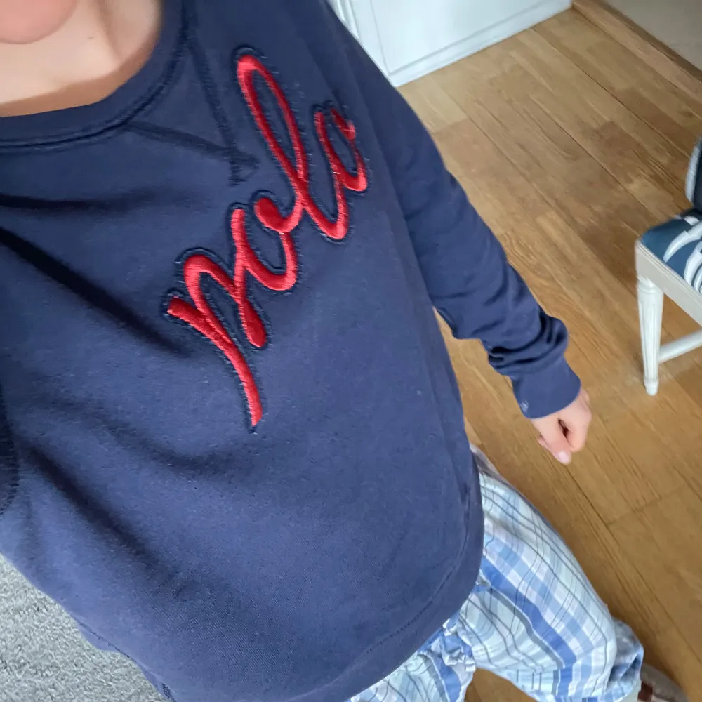 Stilig Polo Ralph Lauren tröja som egentligen är barn strl xl men passar enkelt xs. Är ganska gammal så säljer billigt!!!. Tröjor & Koftor.