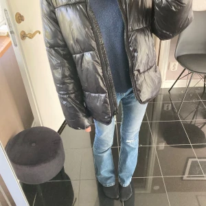 Svart Vinter jacka - Passar bra på mig som är 164. Jätte snygg nu till vintern. Pris kan även diskuteras!!Tänk denna jackan med en snygg väska, mössa o halsduk. 😍 Skicka privat om några frågor! 💕
