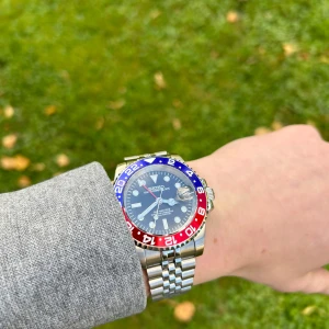 Seiko Mod Gmt Master ”Pepsi” - Sprillans ny Seiko mod med GMT funktion. Kan hålla koll på flera olika tidzoner. Vattentät till 20atm. Nh34 movement. Stark blå lume som lyser i mörker. Skicka dm vid prisförslag eller frågor ✉️ 