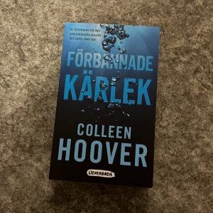 Bok - Förbannade kärlek av Colleen Hoover. Den är på svenska men heter Ugly love på engelska. Jag inte läst, ny och bra skick