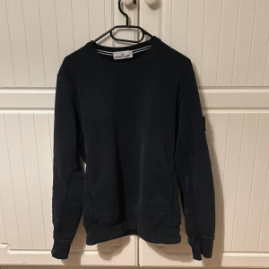 Stone island - Här har vi en Stone island tröja med färgen mörkblå till dig som vill ha lite still, storleken är M men lappen är borta,skriv för mer info eller mer bilder😀priset är inte hugget i sten så kom med bud😃