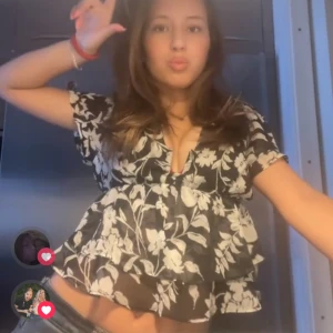 Fin blus! - Använd 2 gånger! Fin urringad blus! Nypris: 100 kr,  Säljer för 65 men pris kan diskuteras! Skriv i dm för fler bilder! Passar mig som är XS/S!! En del är av men ej något som märks!