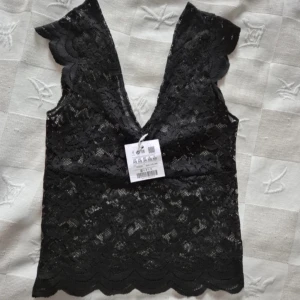 Spets linne - Helt nytt utan prislapp! Jättefint linne men passar tyvärr inte mig då den är ganska liten i storlek så skulle säga att den passar en xxs bättre!🥰