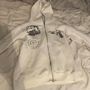 Aim for the moon zip up - Köpt för ett tag sen därför billigt pris 