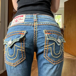 Trueys - Säljer mina favorit trueys som tyvär blivit för små😢asfeta!! sitter helt perfekt!! och är så snygga och unika!!😍😍 midjemått: 39cm  Innerbenslängd: 69cm Ytterbenslängd: 92cm Vid fler frågor eller undringar skriv till mig privat!!❤️❤️ det är i secondhand skick❣️