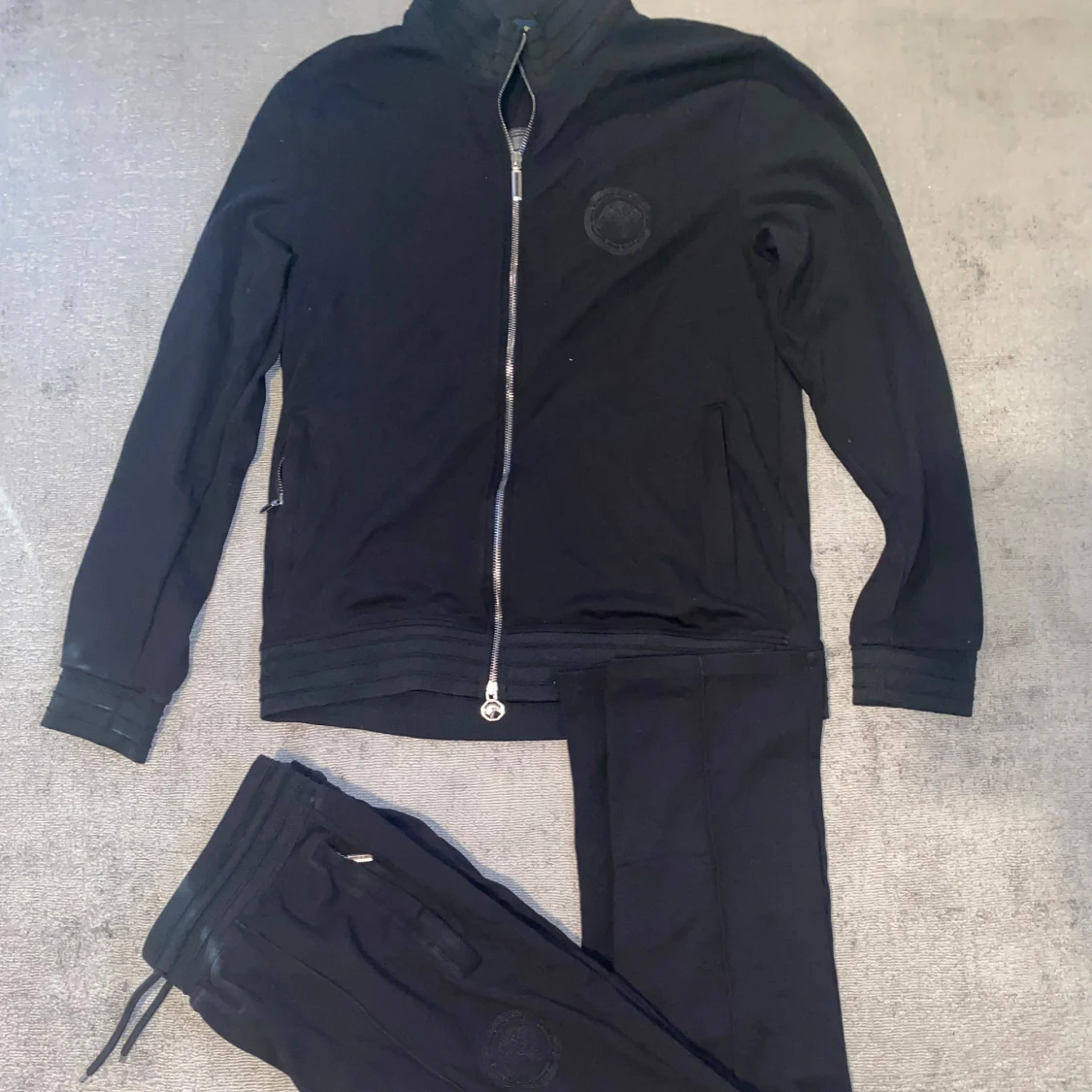 Svart tröja med dragkedja från Stefano Ricci