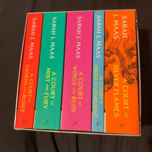 ACOTAR serien - Säljer en av dem bästa fantasy seriena som finns! Alla böcker i sin helhet för 439kr! Eller 105 per bok! Har även en extra bilaga av den första boken! 