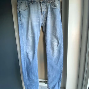 Dondup jeans - Riktigt schyssta Dondup jeans med schyssta rips och en go blå färg. W33