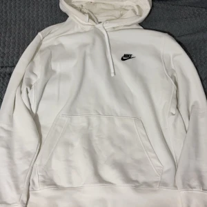 Nike hoodie - Säljer den här vita Nike hoodie i storlek L men passar perfekt för storlek M.