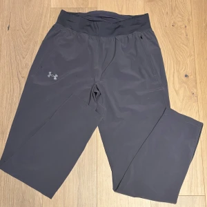 Under armour träningsbyxor  - Storlek M. Använda 1 gg. I nyskick. 