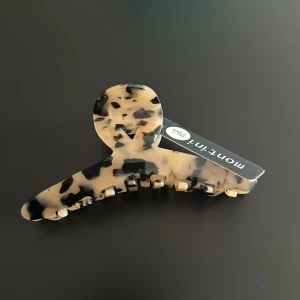 Hårklämma - Oanvänd leopardmönstrad hårklämma. Ca 10cm lång.
