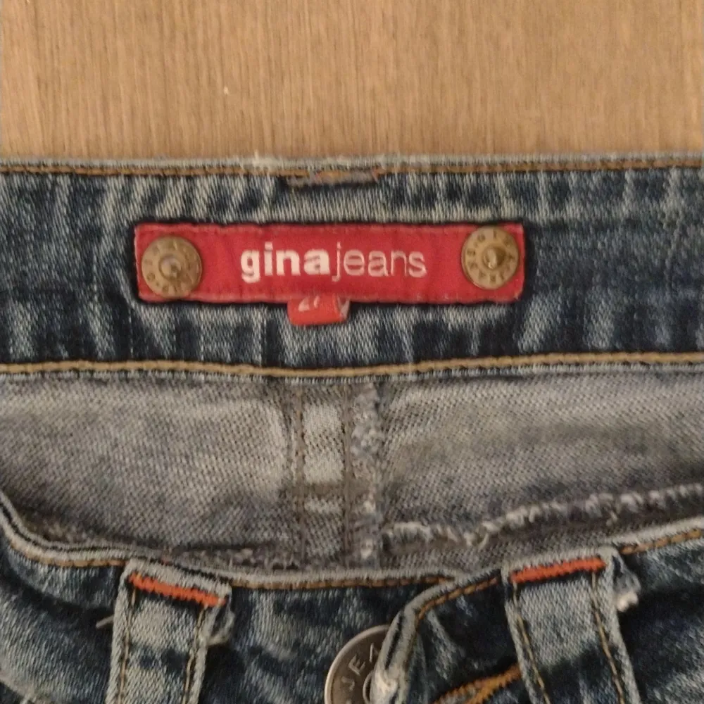 Säljer dessa fina True Religion jeans. Storlek W27, en knapp saknas, men förutom det är allt bra, för mer info kontakta gärna mig. Använd köp nu functionen vid köp, säljer för 385 pris kan eventuelt diskuteras.. Jeans & Byxor.