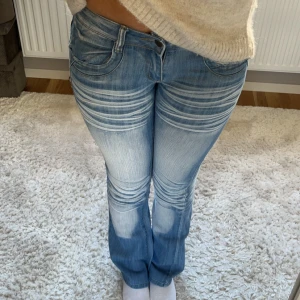 Lågmidjade jeans blå tvätt - Säljer dessa superfina jeans som tyvärr är lite för små! 