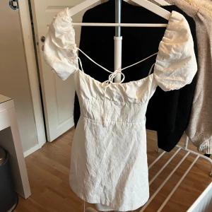Klänning - Denna super snygga klänningen är perfekt på fina sommar tillställningar! Sitter som en smäck och är väldigt bekväm!💗