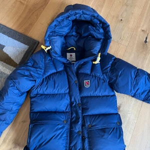 Fjällräven expedition down lite. - Jackan är i mycket bra skick och sitter bra på mig som vanligtvis har S/XS (se bild 2).   Kan även tänka mig byta mot en jacka i storlek S eller XS