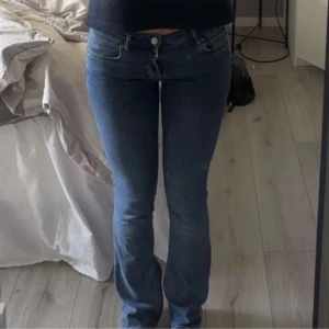 Zara jeans  - Ett par jätte fina Zara jeans som jag köpte här på plick i storlek 34. Bra skick 