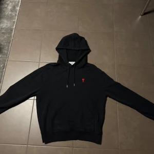 Ami Paris Hoodie  - Hej!  Säljer nu en Ami Paris hoodie i storleken M. Hoodien är riktig populär och otrolig varm och skön nu såhär till vinter säsongen. Ny pris: 3200kr Sparsamt använd skick: 8/10. Hör av dig vid funderingar eller för fler bilder. Hörs Snart! 