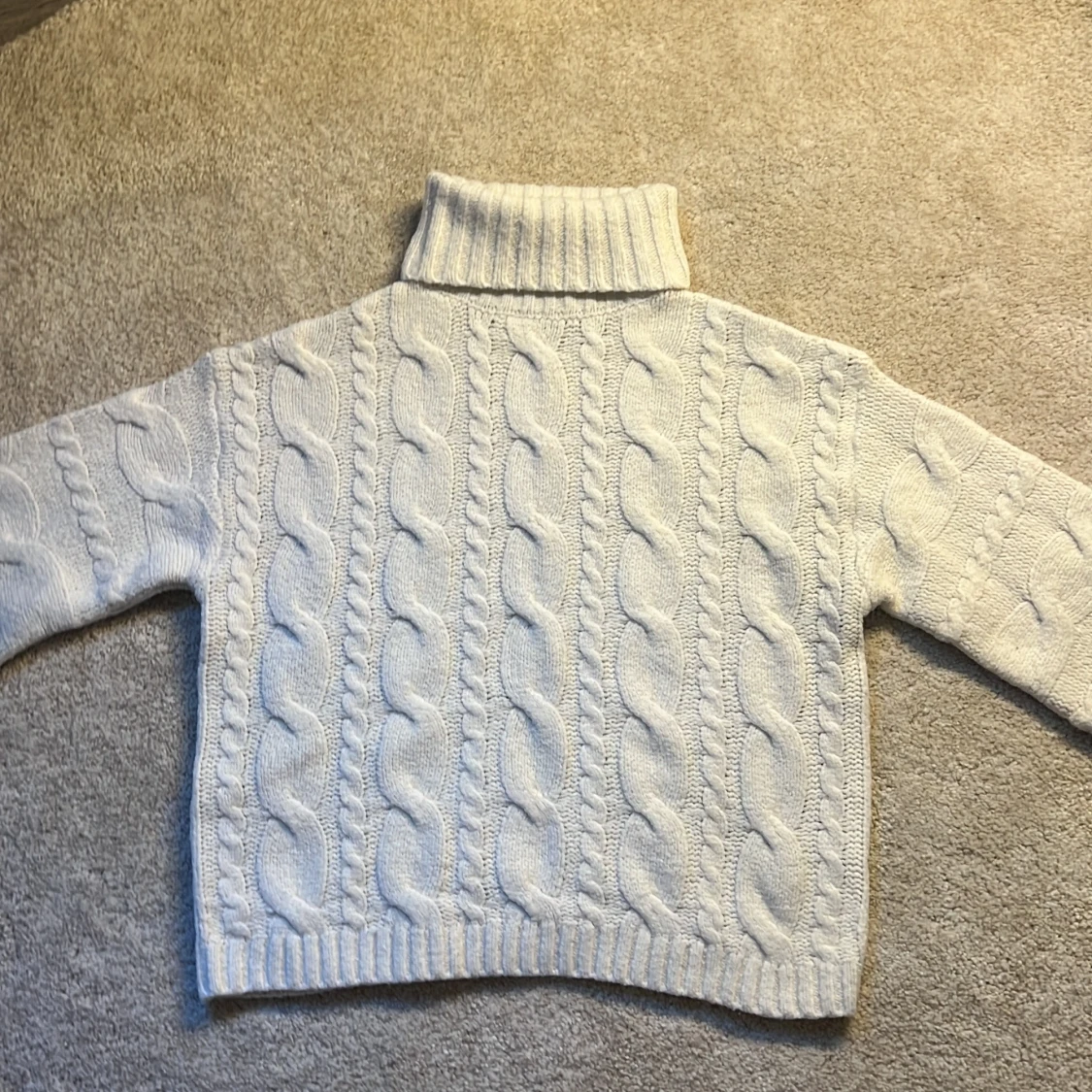 ”En fin virkad tröja med krage”