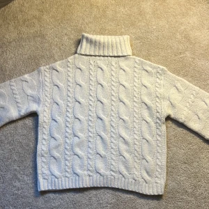 ”En fin virkad tröja med krage” - Den är perfekt nu till höst och vinter och den har ett fint virkat mönster🌸