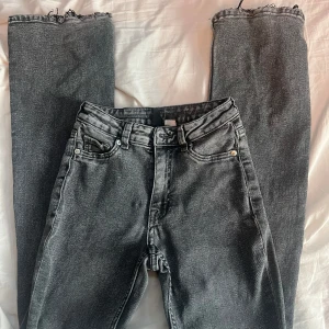 Bootcut jeans  - Supersnygga midwaist bootcut jeans från hm! Lite slitna längst ner i byxbenen som syns på bilderna men bortsätt från det så förekommer inga defekter 💕 de är i storlek 34 och sitter perfekt, jag är 165(ca) pris kan diskutera, hör av er för fler bilder