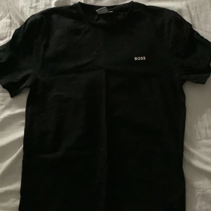 HUGO BOSS t-shirt - En t-shorts från Hugo boss i storlek S riktigt fett och i skick 10/10 helt ärligt