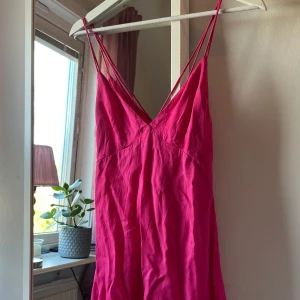 Rosa klänning - En supersöt rosa kort klänning 🩷 Precis som ny då den endast är testad. Från H&M och är i storlek XS🩷 köparen står för frakten 🩷