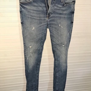 Jack & Jones jeans - Säljer blåa Jack & Jones jeans i modellen Liam. Strl 30/32