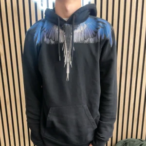 Marcelo Burlon - Säljer/byter nu en av dom fetare hoodiesen som skapats!   Hoodien är i perfekt skick använd runt 2 gånger, säljer pga sitter lite stort  NY PRIS 4000/MITT PRIS 1900