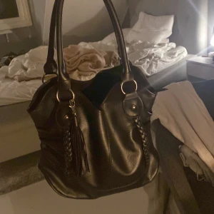 Snygg svart Väska 💞 - As snygg väska 💖 Säljer för 600 men priset är diskuterbart 💕💕💕skriv för fler bilder💖