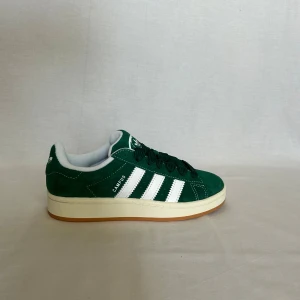 Adidas Campus 00’s Dark Green Cloud White - Säljer dessa Adidas Campus i storlek 37 1/3 . Helt nya aldrig använda, både gröna o vita skosnören medkommer samt låda. Pris kan diskuteras