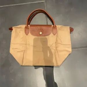 Väldigt lite använd longchamp handväska storlek S. En liten grå repa på väskans botten, påverkar inte användningen😁 pris även förhandlingsbart! Få luftbubblor och moms: 120 €