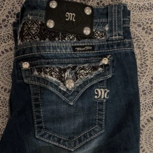 Miss Me jeans  - Säljer mina low waist Miss Me jeans då dem är för långa på mig💞 Köpt på Vinted och är i princip nya🌟