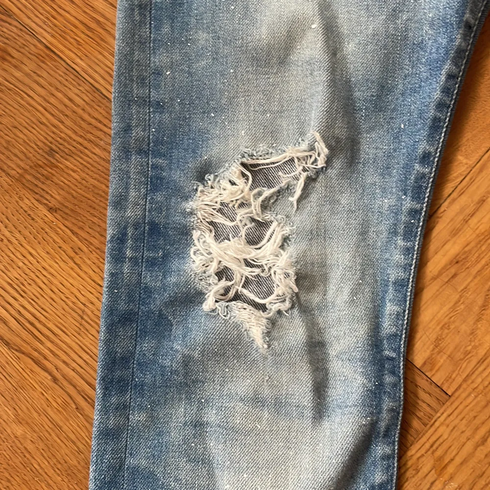 Feta jeans med slitningar och lite färgstänk som design, slim fit. Skick 10/10. Vid minsta lilla fråga är det bara att höra av sig. Jeans & Byxor.