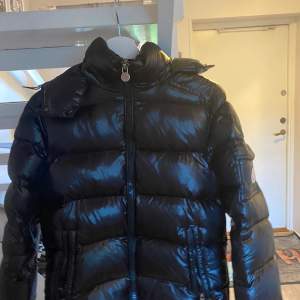 Moncler Maya använd men e som helt ny storlek m pris 8000 jätte bra skick för att va använd