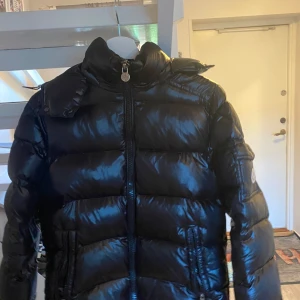 Moncler Maya  - Moncler Maya använd men e som helt ny storlek m pris 8000 jätte bra skick för att va använd