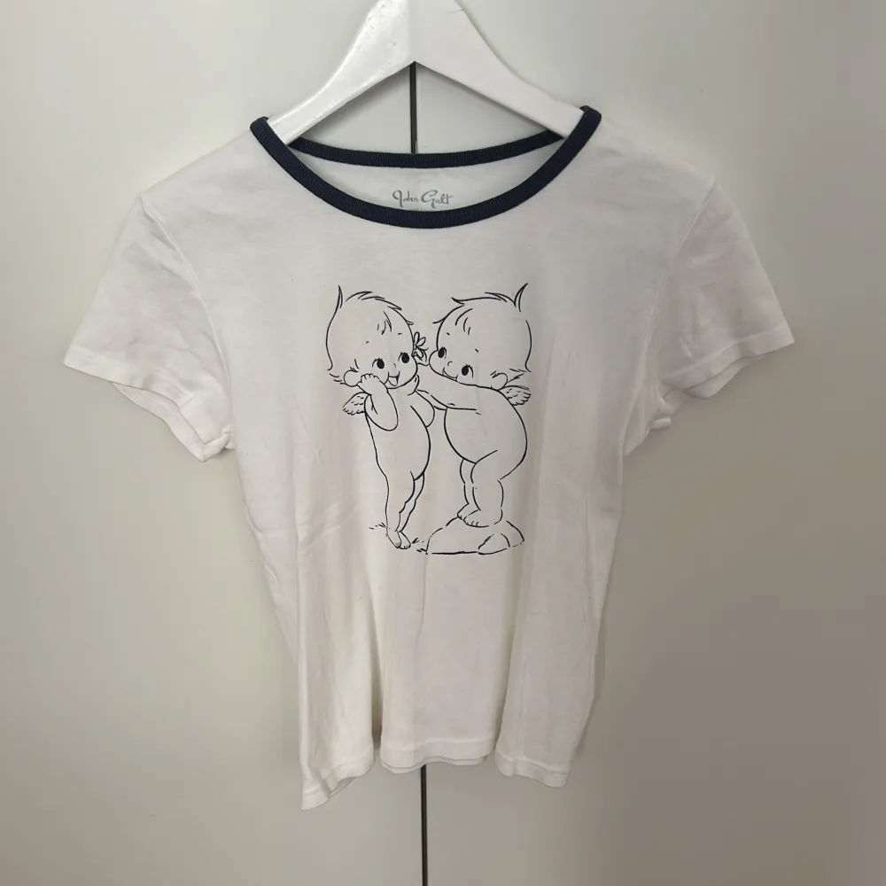 T-shirt från brandy Melville med söta små änglar på. Den är onesize men passar mig som vanligtvis är xs-s. . T-shirts.