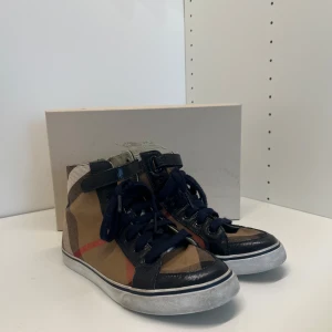 Burberry skor - Jättefina skor, köpta på Harrods i England.  Sparsamt använda  Unisex