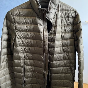 Vindjacka från Zara - Jacka från Zara. Storlek medium i bra skick. Mycket fin färg.