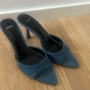Klackskor i jeansmaterial från MANGO - Klackskor från MANGO i jeansmaterial. Oanvända. 