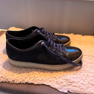 Lanvins - Säljer dessa mörkblåa lanvins i storlek 8. Ganska använda men fortfarande snygga! 