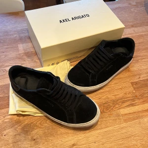 Arigatos st 41 - Et par fina arigatos i storlek 41 som är riktigt fräscha.kommer med dustbag och låda