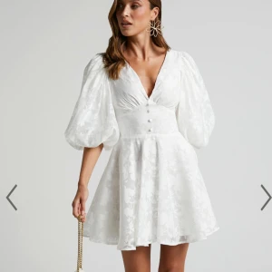 Studentklänning - Studentklänning från Showpo, osnvänd med lappen kvar. Storlek 38- s/m.