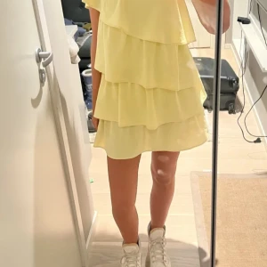 Gul zara klänning  - Säljer min gula zara klänning,i storlek S,  har använt den en gång så den är i väldigt bra skick! 