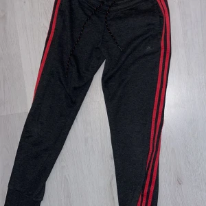 Adidas mjukisbyxor  - Säljer dessa fina mörk gråa adidas byxor för att de inte används. Fina och sköna. Storlek S men passar även M 