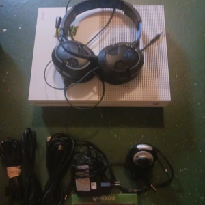 Xbox series one s 1tb1st Gaming Hörlurar1st Gaming handkontroll Razer Wolverine Ultimate1st kamera2st spel For Honor och Rainbowsix Siege1st Extra Hårddisk 3tb m.m - Xbox series one s 1tb  1st Gaming Hörlurar 1st Gaming handkontroll Razer Wolverine Ultimate 1st kamera 2st spel For Honor och Rainbowsix Siege 1st Extra Hårddisk 3tb Full med extra spel. Kan ta smartphones,herr klockor,smartwatch i inbyte plus pengar